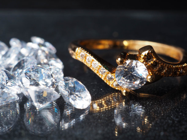 近距离拍摄闪亮的钻石图片下载