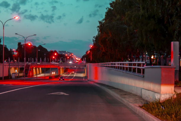 照片中的夜城，夕阳中的城市，在艺术处理中图片下载
