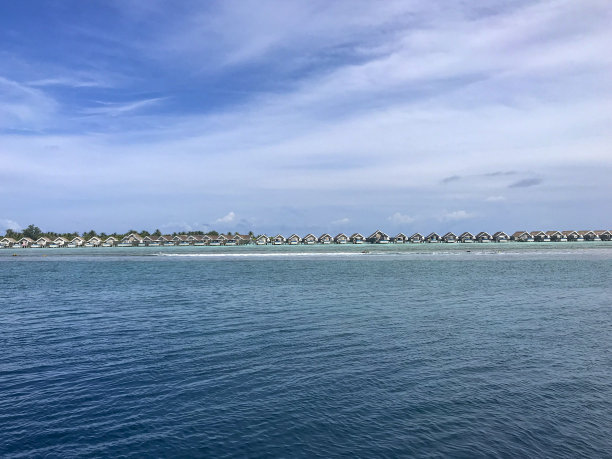 马尔代夫南阿里环礁，水上平房排列整齐图片下载