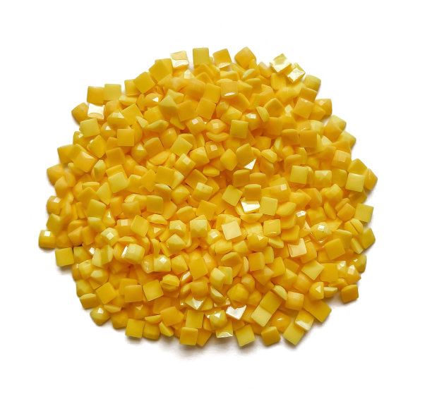 一套黄色钻石钻石刺绣孤立在白色背景。爱好DIY，制作钻石刺绣材料。图片下载