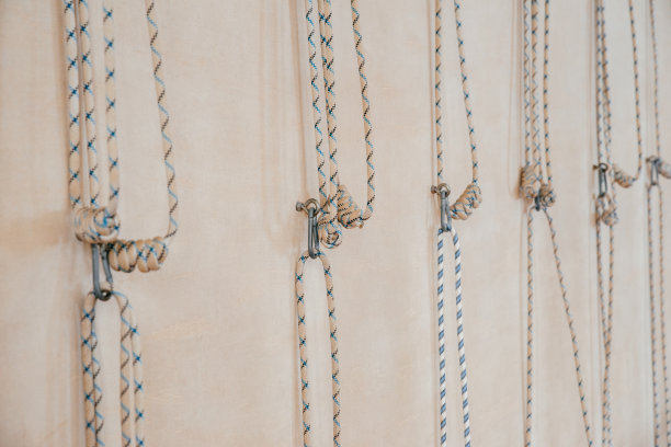 瑜伽绳挂在空荡荡的工作室墙上。Iyengar瑜伽的概念图片下载