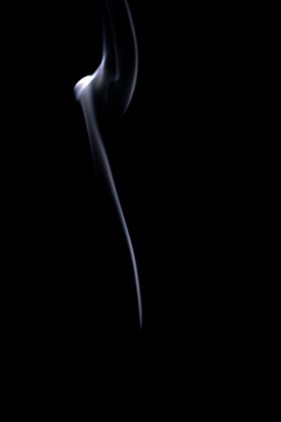 烟抽象。模糊的白色烟雾，抽象的雾或蒸汽雾云孤立的黑色背景。适用于污染、蒸汽、香烟、气体、干冰的覆盖。图片下载