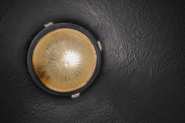 老式的黄色灯和灯光在混凝土和灰泥墙上的照明和反射图片下载