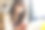 年轻的成年亚洲女大学生使用笔记本电脑在咖啡馆学习和工作。图片下载