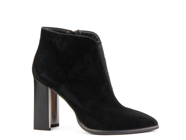 女士的秋季脚踝黑色绒面革靴子与黑色拉链和平均的高跟鞋，孤立的白色背景。右侧视图。时尚的鞋。为鞋店概念拍摄照片图片下载