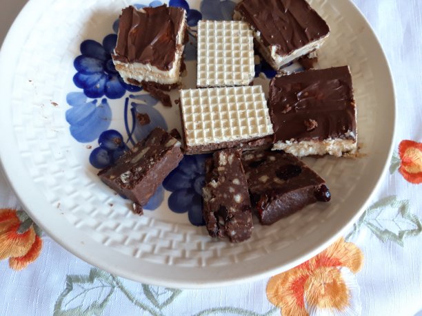 一盘自制的甜点:芝士蛋糕、威化饼和巧克力块图片下载