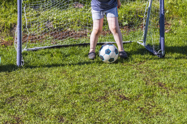 美丽的景色，孩子的脚附近球在草地草坪的背景。瑞典。图片下载