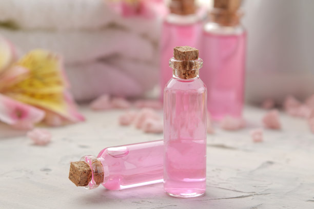 水疗组成与化妆品芳香精油特写。水疗中心的概念。在一个灯光背景上。图片下载