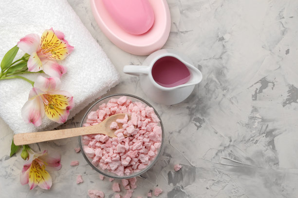 用海盐、油和毛巾做Spa。水疗中心的概念。在一个灯光背景上。顶视图与空间的铭文图片下载