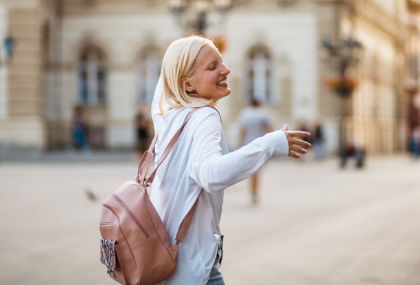 微笑的女孩。图片下载