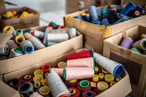 缝纫线彩色背景特写。图片下载