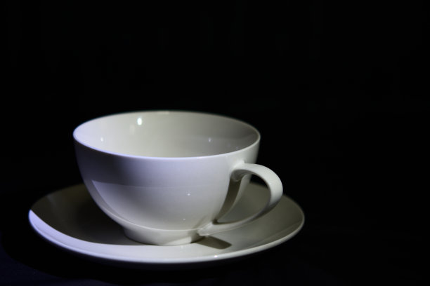 深色木桌上放着一杯白咖啡。热饮。图片下载