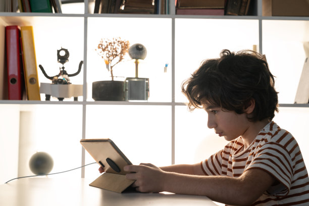 小学生在家上学的照片图片下载