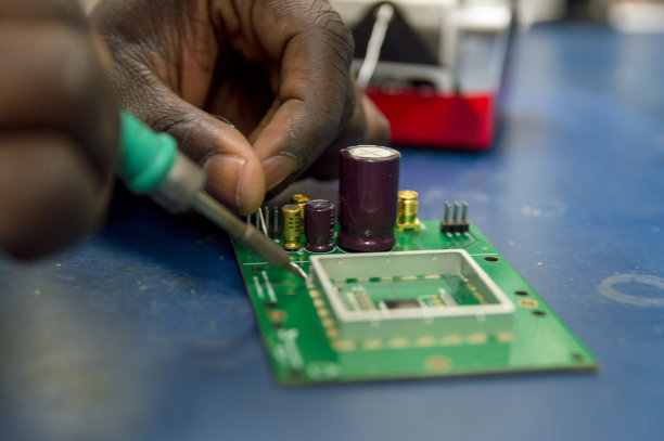 表面焊接元件到PCB印刷电路板上图片下载