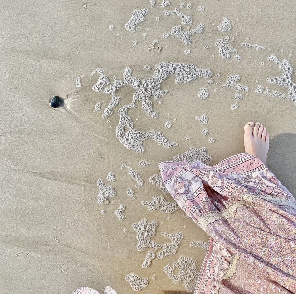 赤脚走在沙滩上穿着长裙图片下载