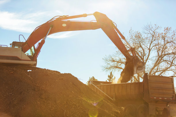 挖掘机装载自卸车重型机械施工区工作美国西部照片系列图片下载