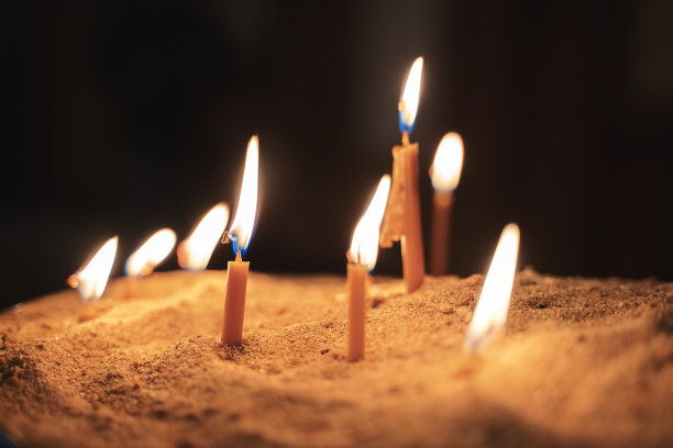 烛光在教堂图片下载