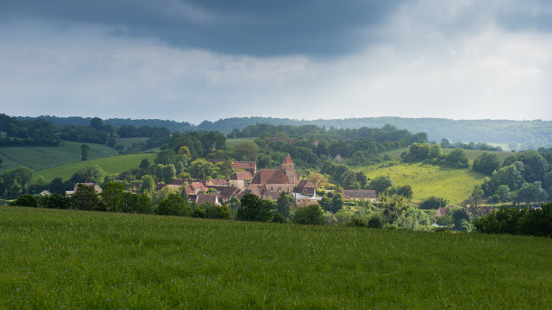 山顶上的一个法国村庄图片下载