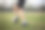 运动和娱乐概念一名男性足球运动员穿着黑色的t恤和裤子在草地上练习踢球。图片下载