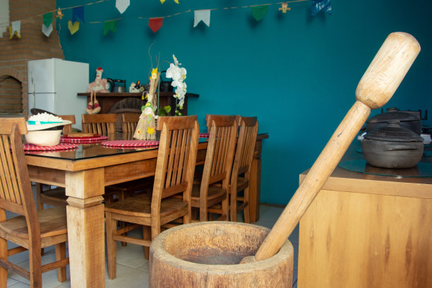 在六月派对上磨花生做成paçoca图片下载