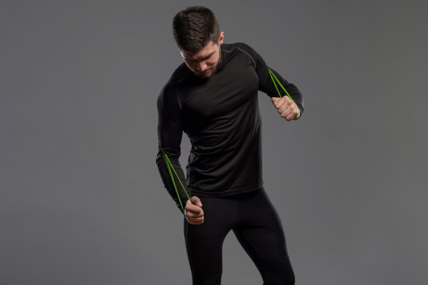 有抵抗力的运动男子在肩膀上伸展图片下载