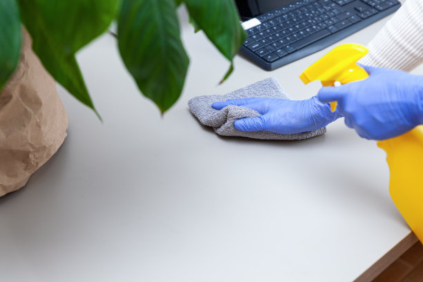 消毒电脑，抗菌喷雾，抹布，在家安全工作图片下载