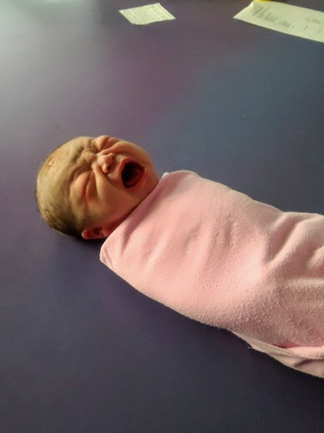 新生的婴儿哭图片下载