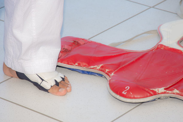 跆拳道运动训练运动员穿背心图片下载