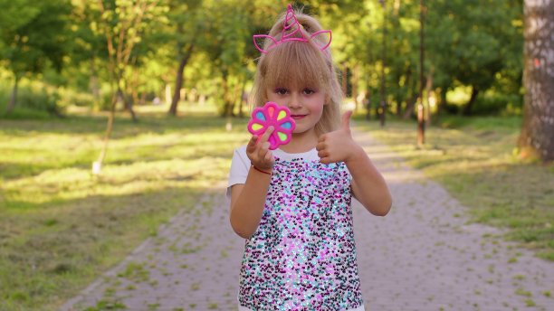 玩小女孩，旋转推推爆它泡泡坐立不安的玩具，缓解压力焦虑，手摇游戏图片下载