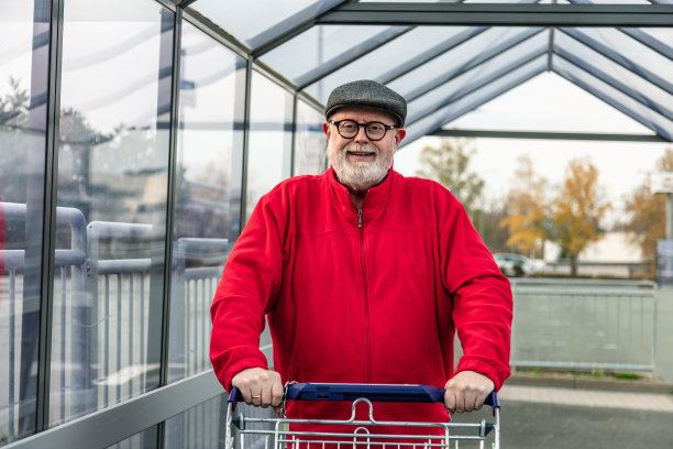 微笑的老人推着购物车图片下载