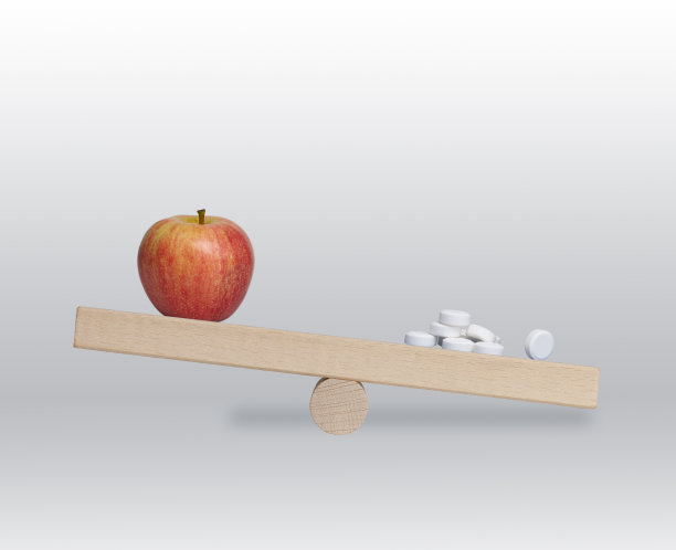 灰色背景上有红苹果和白色丸子的木头鳞片图片下载