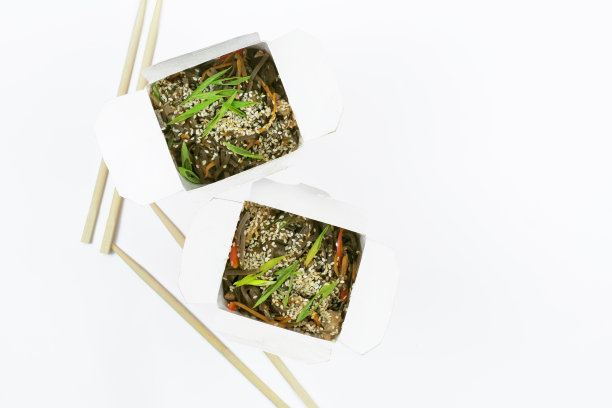 两个拳击与食物与食物递送在白色的背景。副本的空间。图片下载