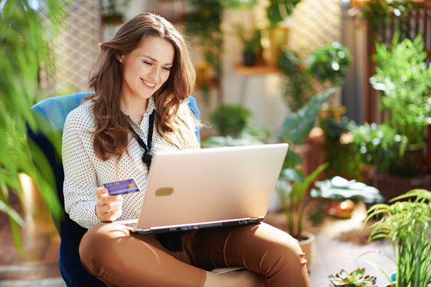 在阳光明媚的日子里，在房子里有一头长长的卷发图片下载