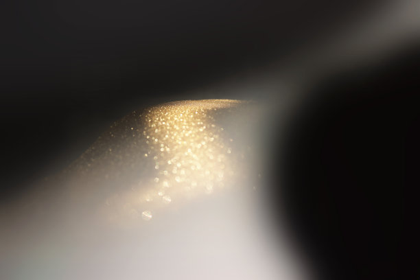 背景的抽象银，金和黑色闪烁灯。散焦图片下载