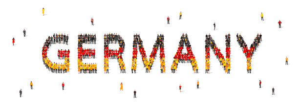 一群穿着黑色、红色和黄色长袍的人站在一起，组成了“德国”这个词。德国国旗由人制成。图片下载