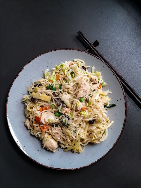 油炸中国面食配蔬菜和肉图片下载