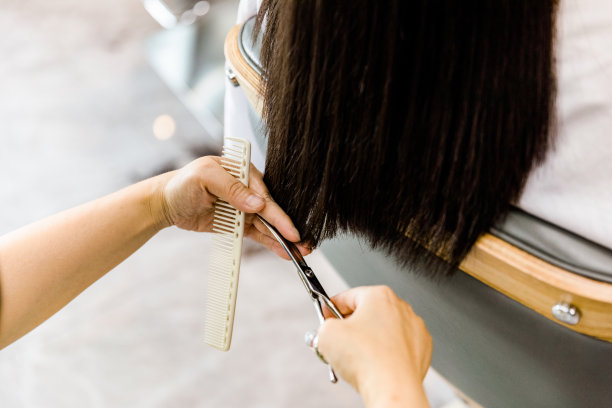 用理发剪和梳子理发图片下载