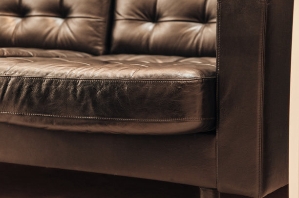 典雅的棕色真皮沙发图片下载