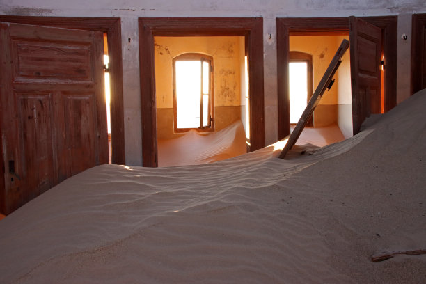 令人印象深刻的照片，废弃的废弃小镇科尔曼斯科普在纳米比亚。图片下载