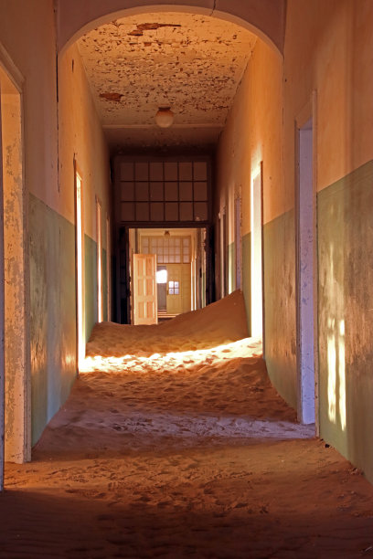 令人印象深刻的照片，在纳米比亚的科尔曼斯科普鬼城的一个废弃建筑的走廊。图片下载