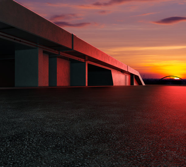 夜晚桥边的柏油路。图片下载