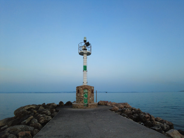 希奥斯岛港口的灯塔图片下载