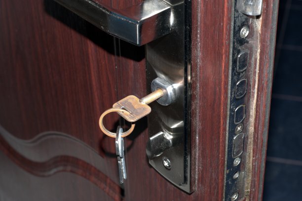 钥匙插在门锁上图片下载