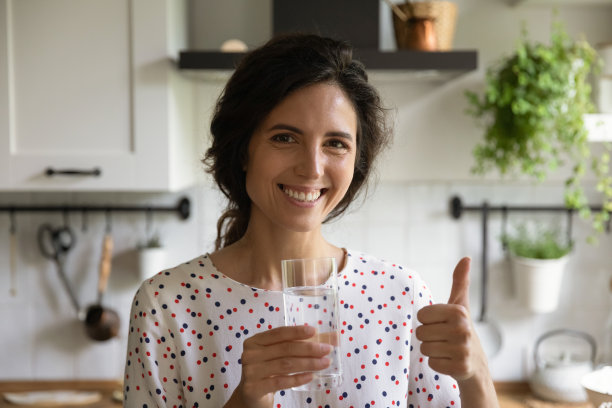 头像微笑的女人显示拇指向上，喝水图片下载