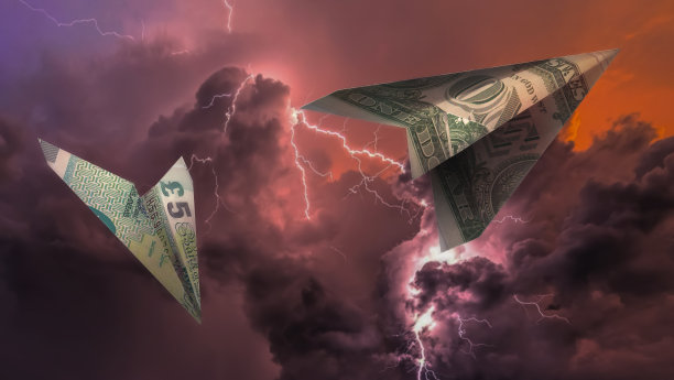 纸飞机钞票在暴风雨的天空中飞翔。美元在升值，英镑在贬值。金融市场的概念。图片下载