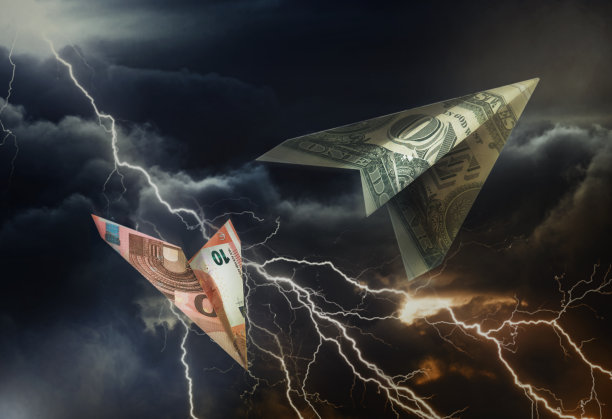 纸飞机钞票在暴风雨的天空中飞翔。美元在升值，欧元在贬值。金融市场的概念。图片下载