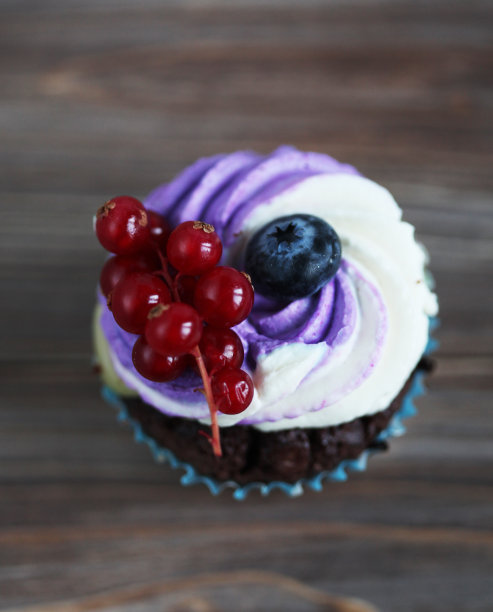 甜美的自制小蛋糕配蓝莓和奶油慕斯。在家做烘焙食品图片下载