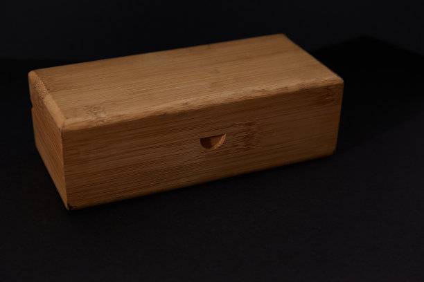 一个黑色背景上的木盒子的特写镜头图片下载