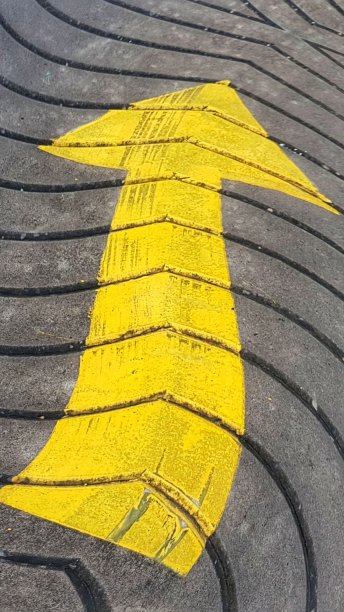 弯箭头在铺路背景上图片下载