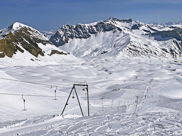 t杆滑雪缆车(托盘-按钮缆车)或带弓的滑雪缆车(带安全带-冰川3000)，Les Diablerets -沃州，瑞士(瑞士/瑞士)图片下载